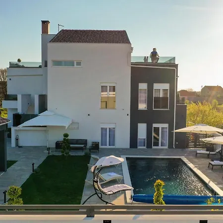 D-palace Vikendica Zarovic