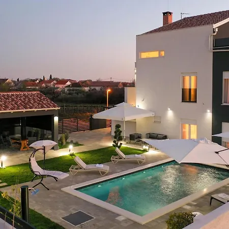 D-palace Holiday home Zarovic