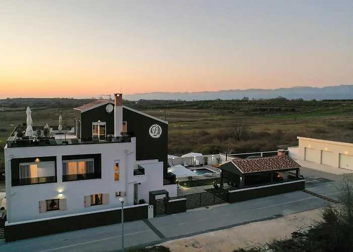 D-palace Vikendica Zarovic